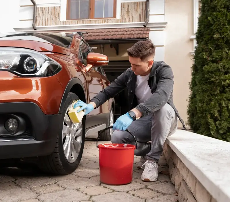 Lavage auto à domicile Saint-Rémy-du-Val : professionnel intervenant sur un véhicule
